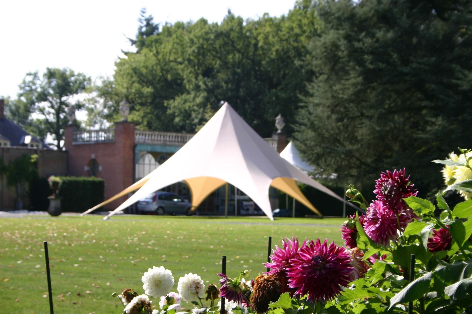 smeren pin rietje tentenverhuur - trouwfeest - tuinfeest - communiefeest - feesttent huren  Tentenverhuur - Starshade Sailcloth Stretchtenten Dome feesttenten