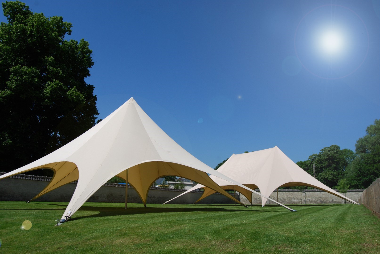 Sportman Maan oppervlakte af hebben Partytent huren, tent huren tuinfeest, feesttenten, witte tent, tent  lentefeest Tentenverhuur - Starshade Sailcloth Stretchtenten Dome  feesttenten